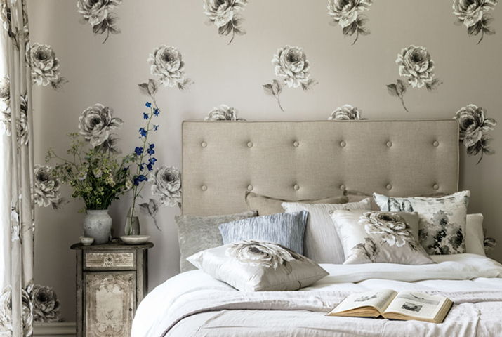 7-waterperry-wallpapers-roses-bedroom